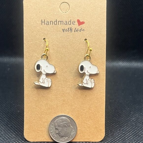Sitting Snoopy Earrings - Picture 3 of 3